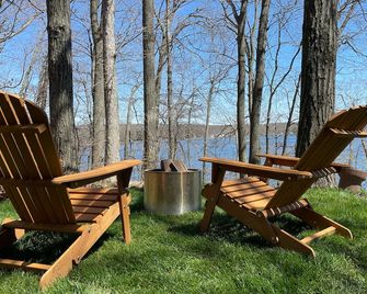 Private dock on large, spring-fed lake with kayaks - Rockford - Patio