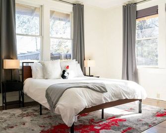 Charming Bungalow with Hot Tub and Pool Table - Cozy Retreat - Memphis - Habitación