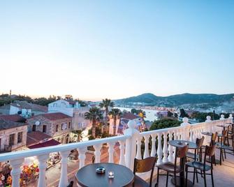 Menendi Otel - Foça - Balcón