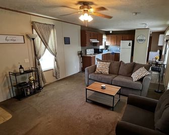 Perfect for a long stay or a weekend getaway. - Terre Haute - Вітальня