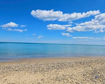 Walk to the Waves: Tudor Living Blocks from the Lake & Zoo - Racine - Strand