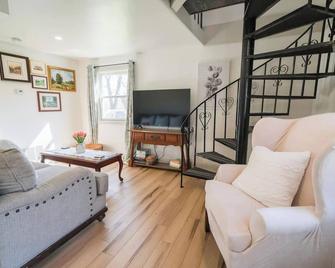 Hadley Hideaway Cottage - Hadley - Living room