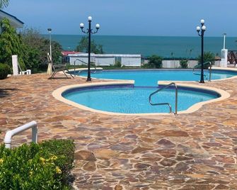 'jojo's Hideaway' Beautiful Detached Beach Villa W/ 2026 Upgraded Infinity Pool - Nueva Gorgona - Piscina