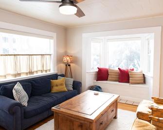 Heber's Blueberry Bungalow, 2Br 1Ba, Close to Skiing, Cozy & Cute, Pets ok! - Heber City - Living room