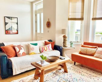 Stunning 2 Bed Apartment on the beach by Urban Roost - Worthing - Living room
