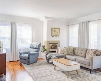 The Meyer: spacious family home with hot tub minutes to downtown New Paltz - New Paltz - Living room