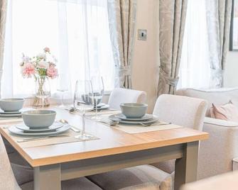 Tastefully decorated lodge on popular holiday park, easy access to Lakes and Dales and free parking - Carnforth - Restaurante
