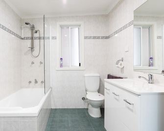 Canberra Ave Villas - Queanbeyan - Bathroom