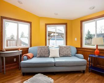 9mins to Downtown GR | Hot Tub | Fire Pit | Pet Friendly | Foos Ball | Ping Pong - Grand Rapids - Living room