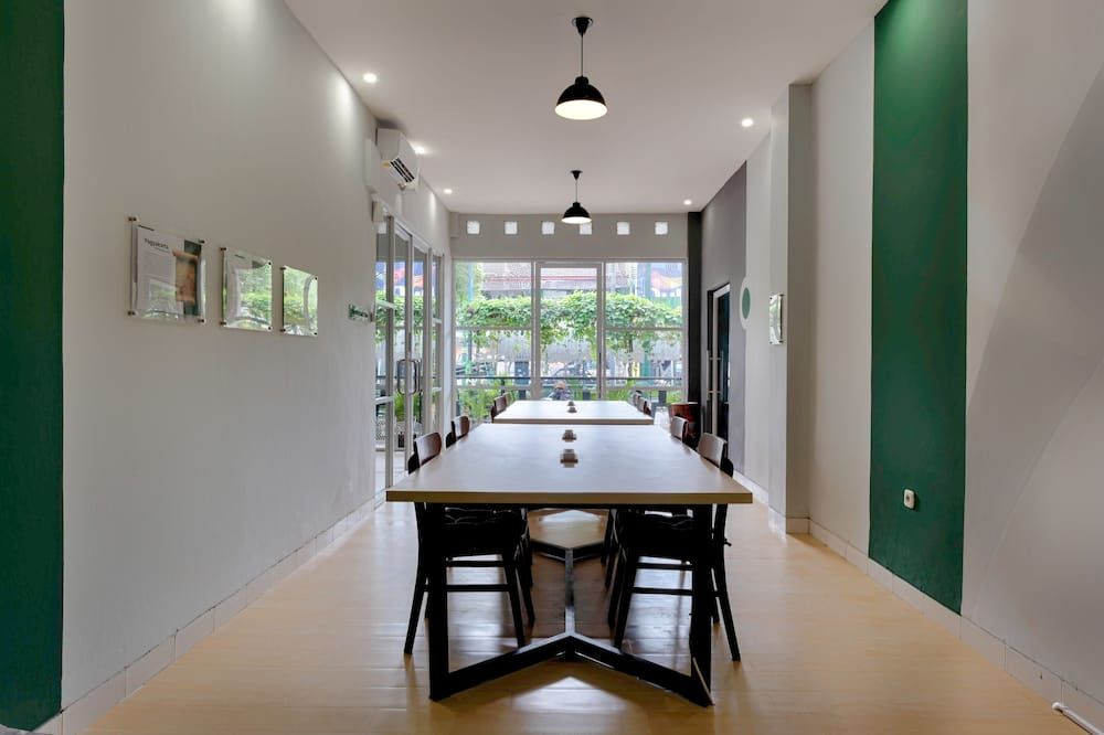 Hubs Hostel Yogyakarta - יוגיאקרטה - חדר אוכל