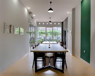 Hubs Hostel Yogyakarta - 日惹 - 餐廳