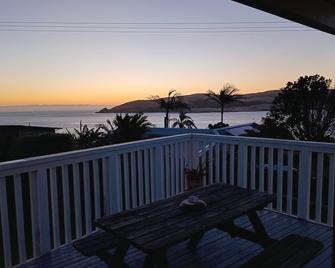 Cosy 2 bed bach - 3 mins walk from beach - can sleep 8! - Opononi - Balcón
