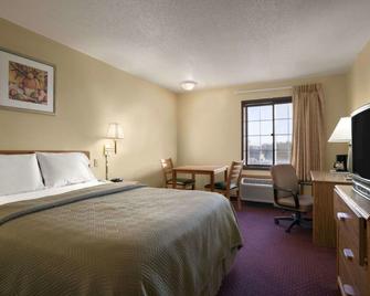 Travelodge Inn & Suites by Wyndham Muscatine - Muscatine - Bedroom