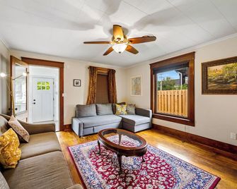 Baileys Harbor Yellow House with a view - Baileys Harbor - Вітальня