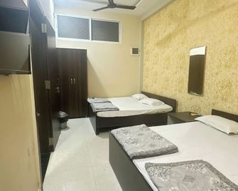 Rudrasagar Homestay I 500 metre from Mahakal Temple I AC I Hot Water I Hygenic I WiFi - Ujjain - Sypialnia
