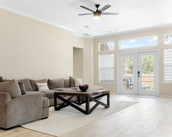 Spacious 4 bedroom home with a Hot Tub, Just 15 Miles from the ATT Stadium! - Mansfield - Living room