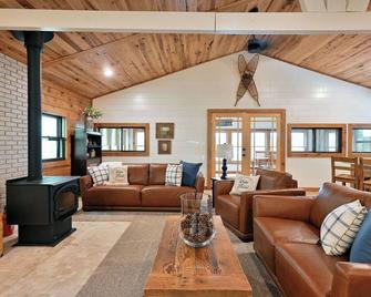 Welcome to Your Lakeside Escape at Sunsets on Sunfish - Spooner - Sala de estar