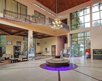Wood castle Spa & Resort - Rāmnagar - Lobby