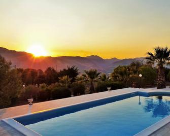 Situated in a quiet Sicilian village with stunning views of the Mediterranean. - Bolognetta - Piscina