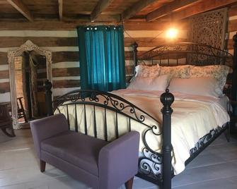 1850 Historic Log Cabin - Westminster - Bedroom