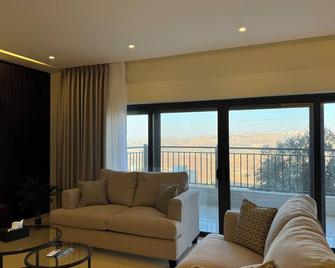 with a scenic view 3-bedroom apartment in peaceful Mahis with many amenities - Madaba