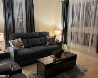 A cabin with beautiful mountain views - Dunsmuir - Sala de estar