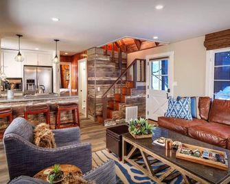 Historic Lakeview Cabin Beautiful View 2 Level 1400 Sqft Dogs Walk To Village - Lake Arrowhead - Living room