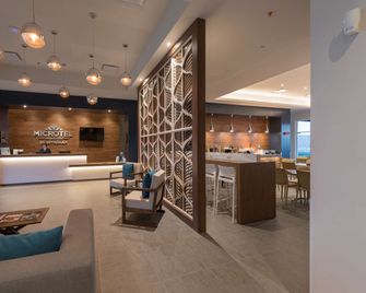 Microtel Inn & Suites by Wyndham San Luis Potosi - San Luis Potosí - Lobby