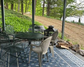 Log Cabin Sleeps four - Big Rapids - Патіо