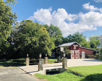 The little red barn in the city - Boerne - Building