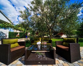 Apartments Coronata - Biograd na Moru - Innenhof