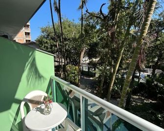 هوتل كوريس دو مار - بومبينهاس - شرفة