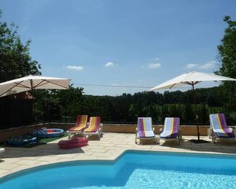 Lovely complex of 5 gites,10 acres - heated pool, games room, fishing lake. - La Rochebeaucourt-et-Argentine - Piscina