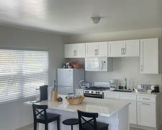 Chic Beachside Escape in Marina Bay – Just a few steps away from Sand & Sun! - Saint John's - Cuisine