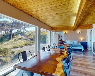 Oceanfront Views-Luxurious Coastal Getaway in Port Orford - Port Orford - Comedor