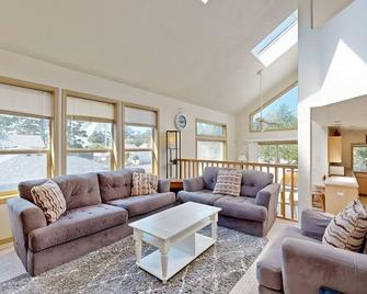 Coastal Hideaway in Quiet Community | Stroll to Uncrowded 7-Mile Beach - Gleneden Beach - Living room