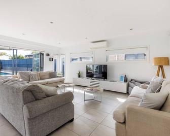 BEACH KING family home with a wonderful pool and play equipment close to beach - Huskisson - Pokój dzienny