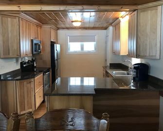 Winnipesaukee lakefront house includes slip, deck, hot tub & sleeps up to 11 - Alton - Cocina