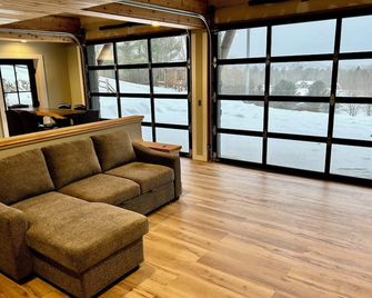 Private Cabin with Lake Views Near Torch Lake, Fire Pit & Boat Parking - Rapid City - Living room