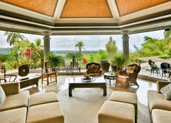 A Tranquil Tropical Getaway, Private with Personal Staff - Loay