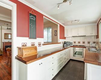 Stallard Cottage - Newcastle - Kitchen
