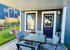 The Royal Bay Escape: Cozy 2 bedrooms garden suite - Colwood - Patio