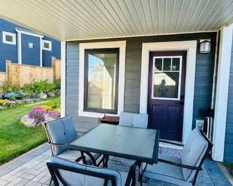The Royal Bay Escape: Cozy 2 bedrooms garden suite - Colwood - Patio