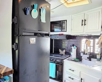 Dee's Tranquil Escape by the Lake a Cozy Camper in Oswego NY with AC & heat - Oswego - Cocina