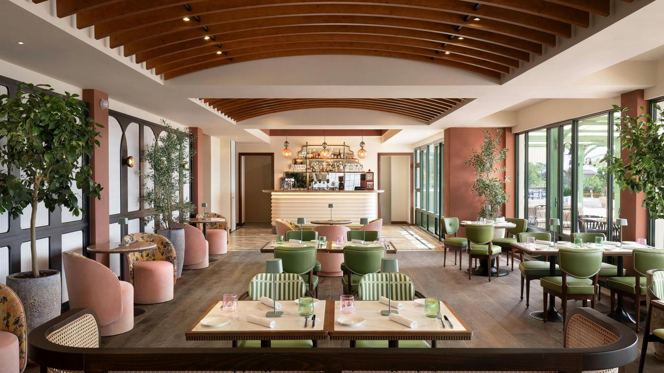 فيّا إرميلينا سينا، إيه تريبوت بورتفوليو هوتل