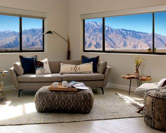 Azure Palm Hot Springs - Desert Hot Springs - Living room