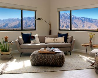 Azure Palm Hot Springs - Desert Hot Springs - Living room