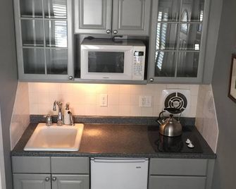 Charming West End Cottage - Provincetown - Kitchen