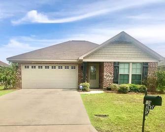 Peaceful 3br/2ba Hidden Lake Home Near Acom W/Wifi - Dothan - Building