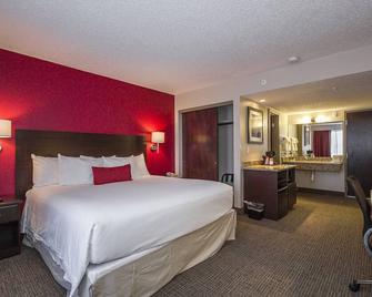 Ramada by Wyndham Columbus Hotel & Conference Center - Columbus - Schlafzimmer